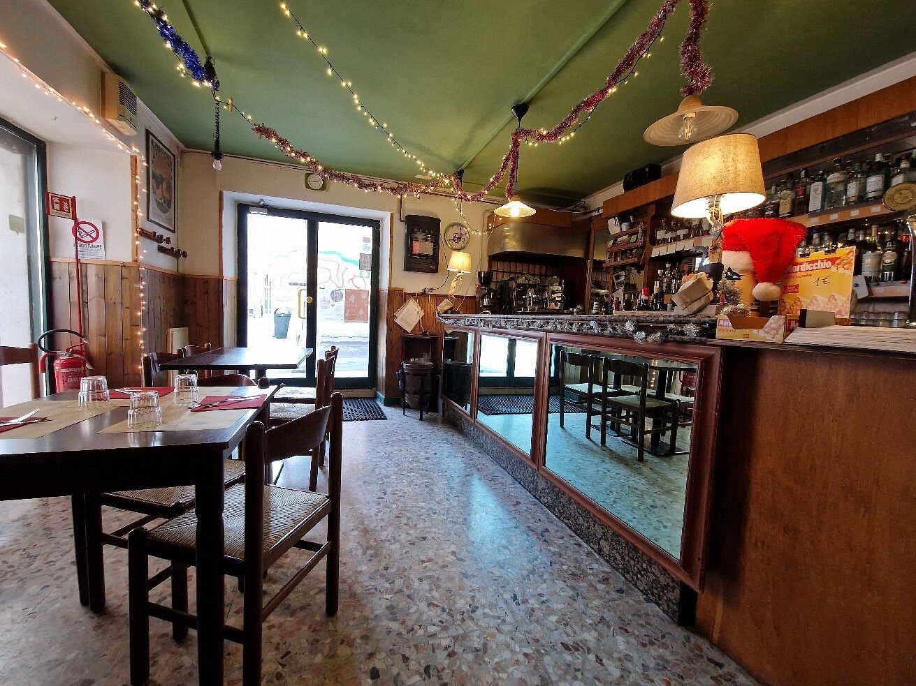 L'interno del Crivello, banco bar e tavoli