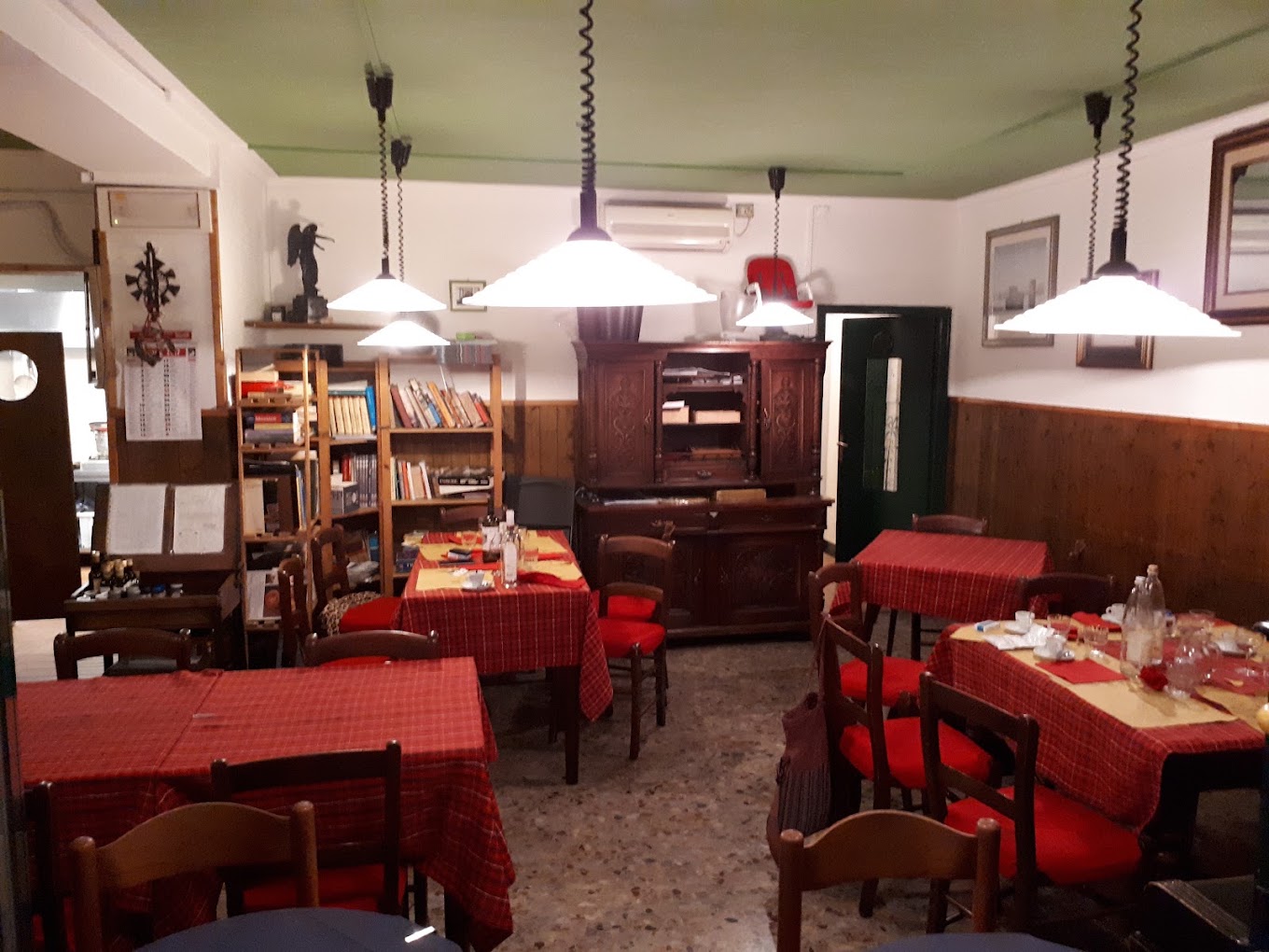 La sala del Crivello con le sue lampade